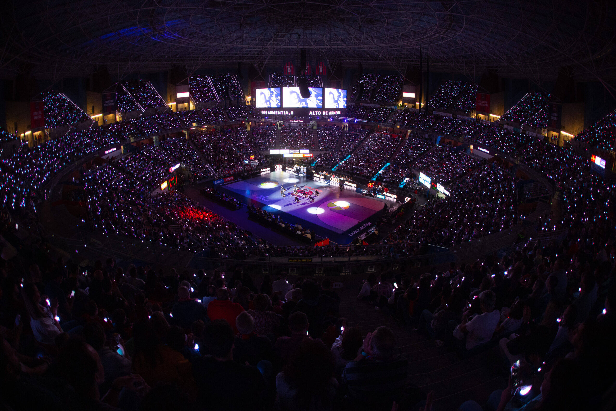 El Buesa Arena volverá a brillar con las pulseras LED en el Partido Inaugural